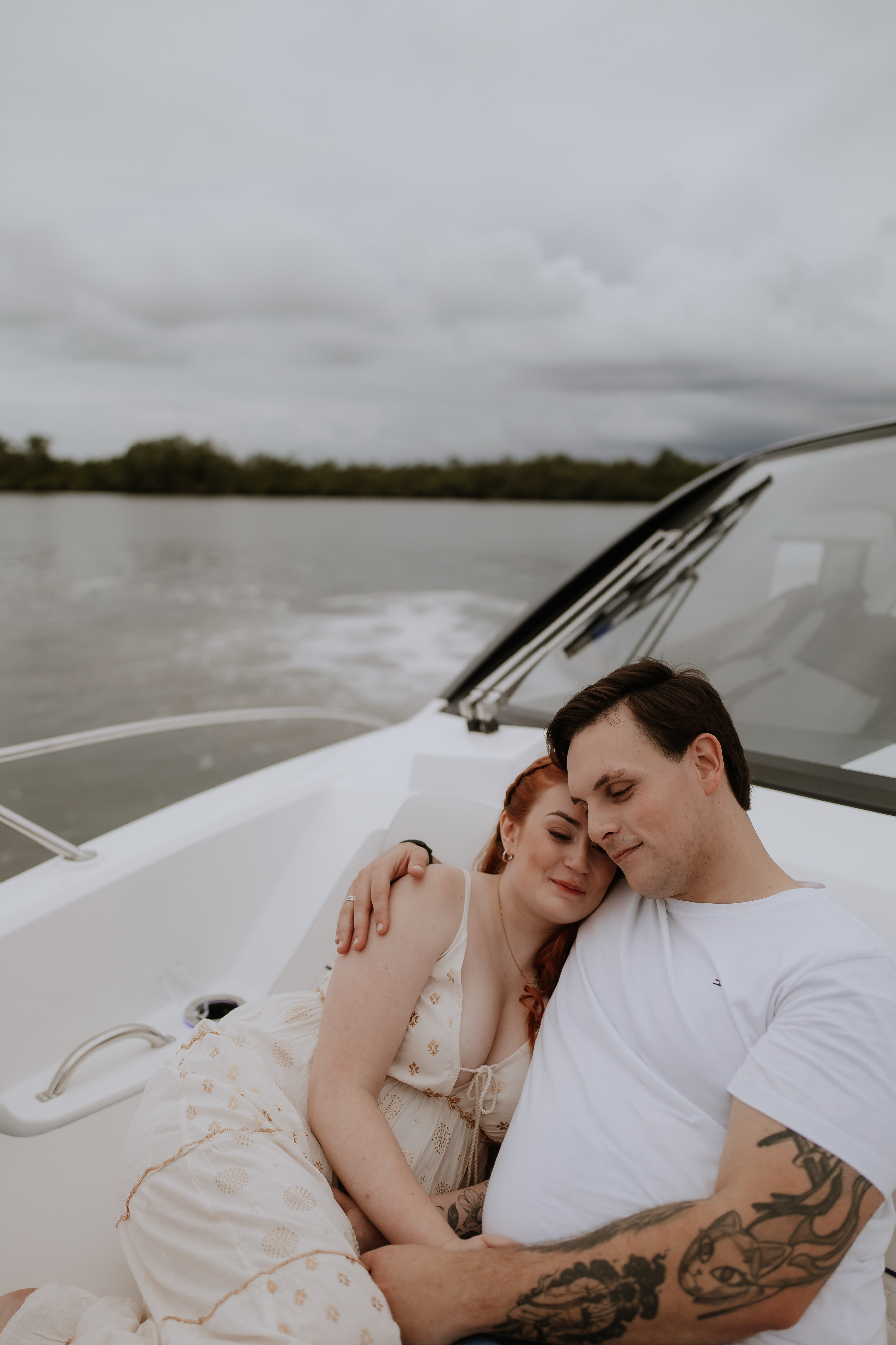 Júlia e Guilherme abraçados no barco
